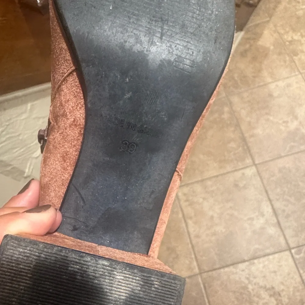 Anthropologie Pink Velvet Ankle Boots with Gold Detail - Picture 4 of 12